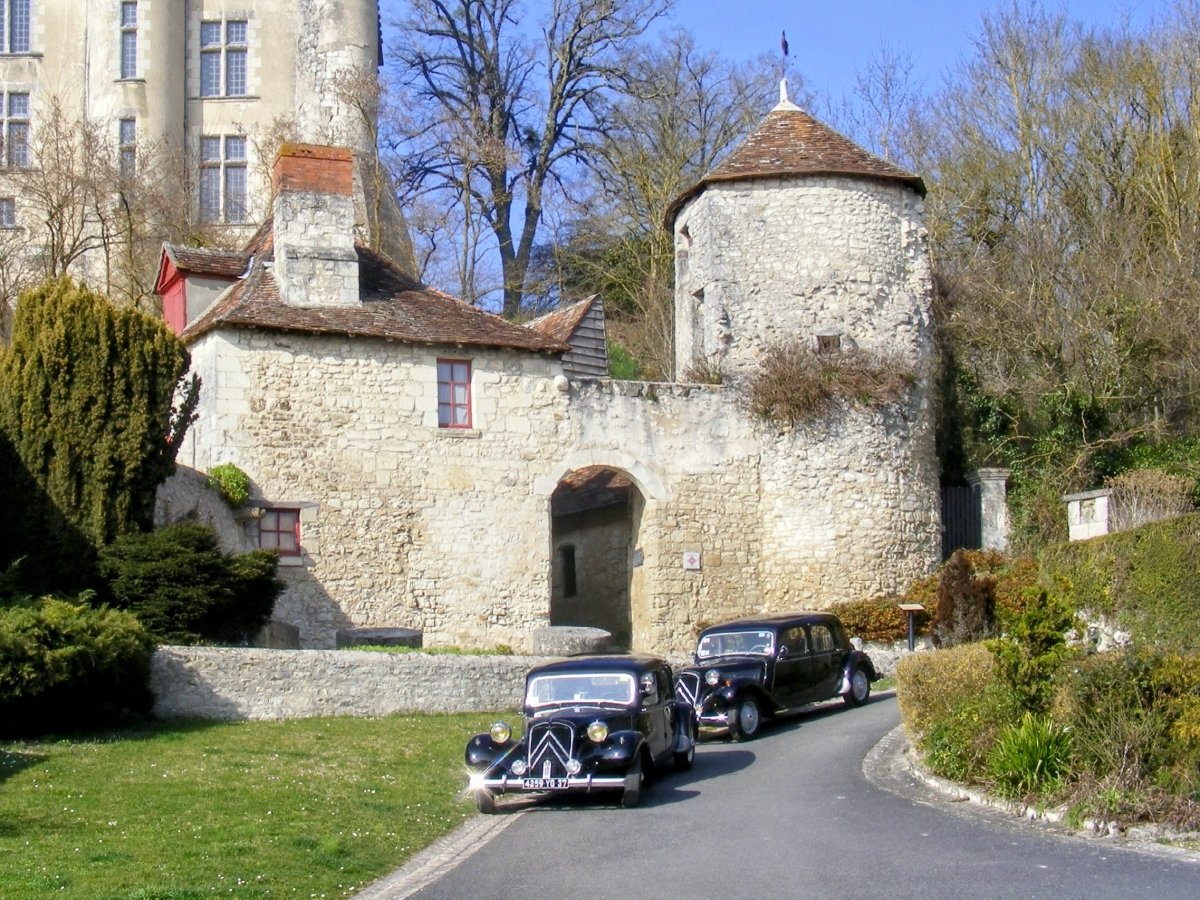 Célestine and Claudette, the Loire Valley Time Travel classic cars
